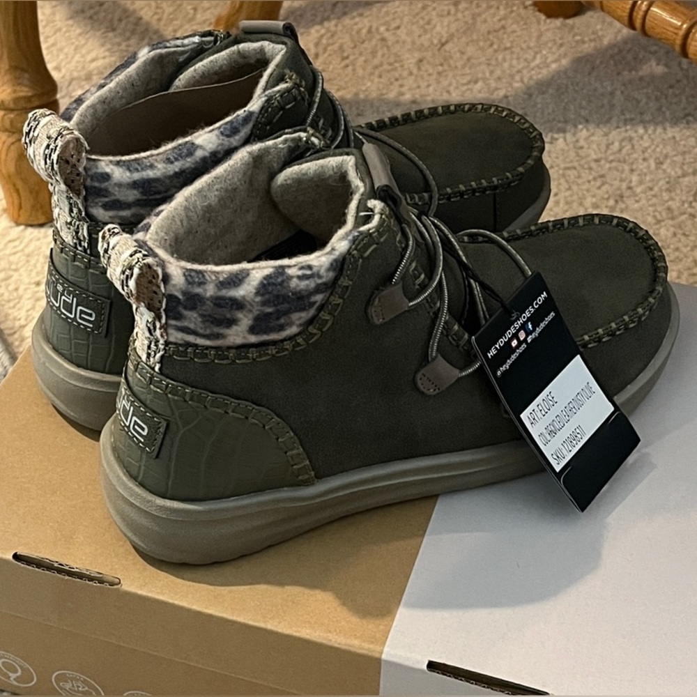 Hey Dude Eloise Recycled Leather Dusty Olive Boots Womens Size 7